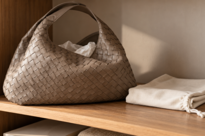 Borsa generica in pelle intrecciata su un ripiano con carta velina e custodia in tessuto